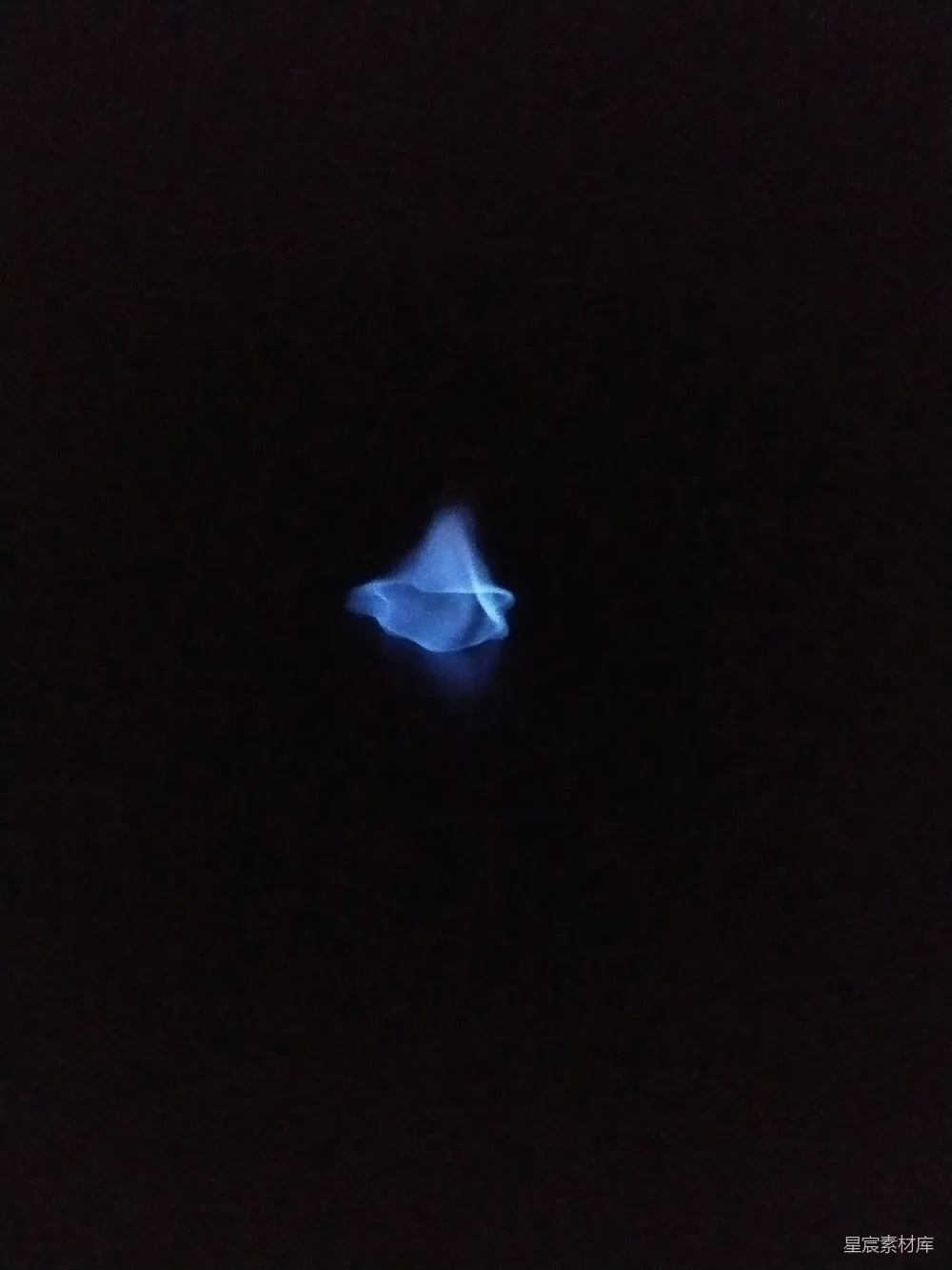 高清摄影  一个黑色背景中间有一个蓝色物体。