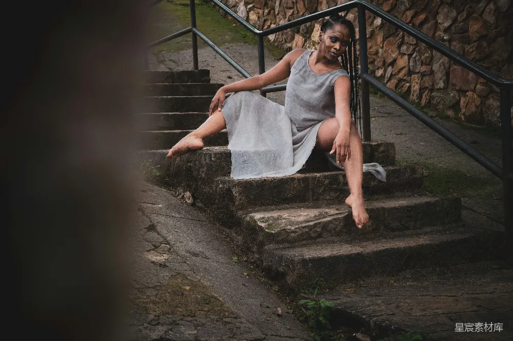 高清摄影 人物 穿着白色连衣裙的女人坐在楼梯上
