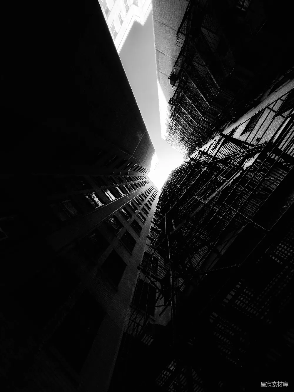 高清摄影  一张黑白照片，展示了一座高大的建筑。