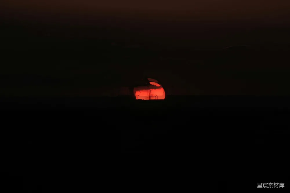 高清摄影 壁纸 太阳正落下地平线上方。