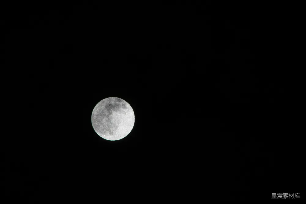 高清摄影  满月在漆黑的夜空中