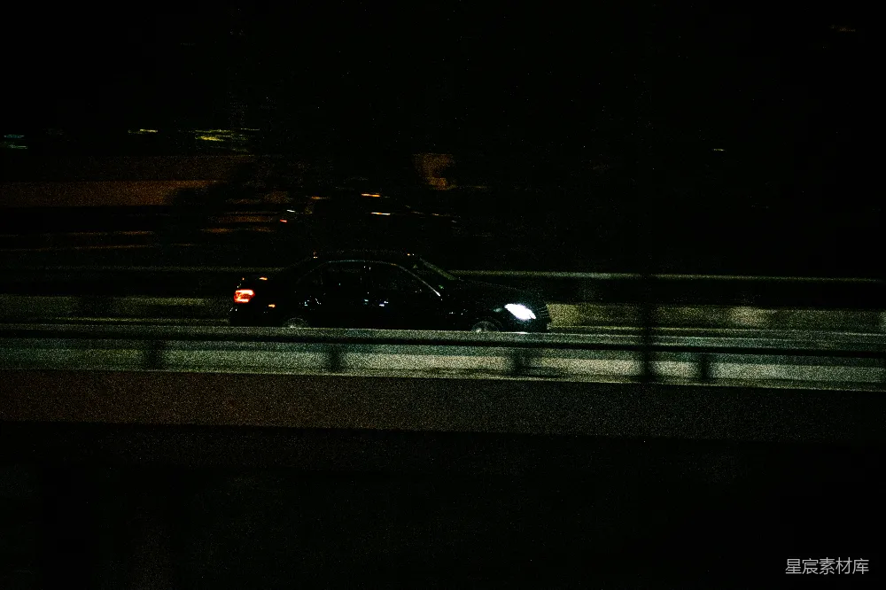 高清摄影  夜晚路上的黑色车辆