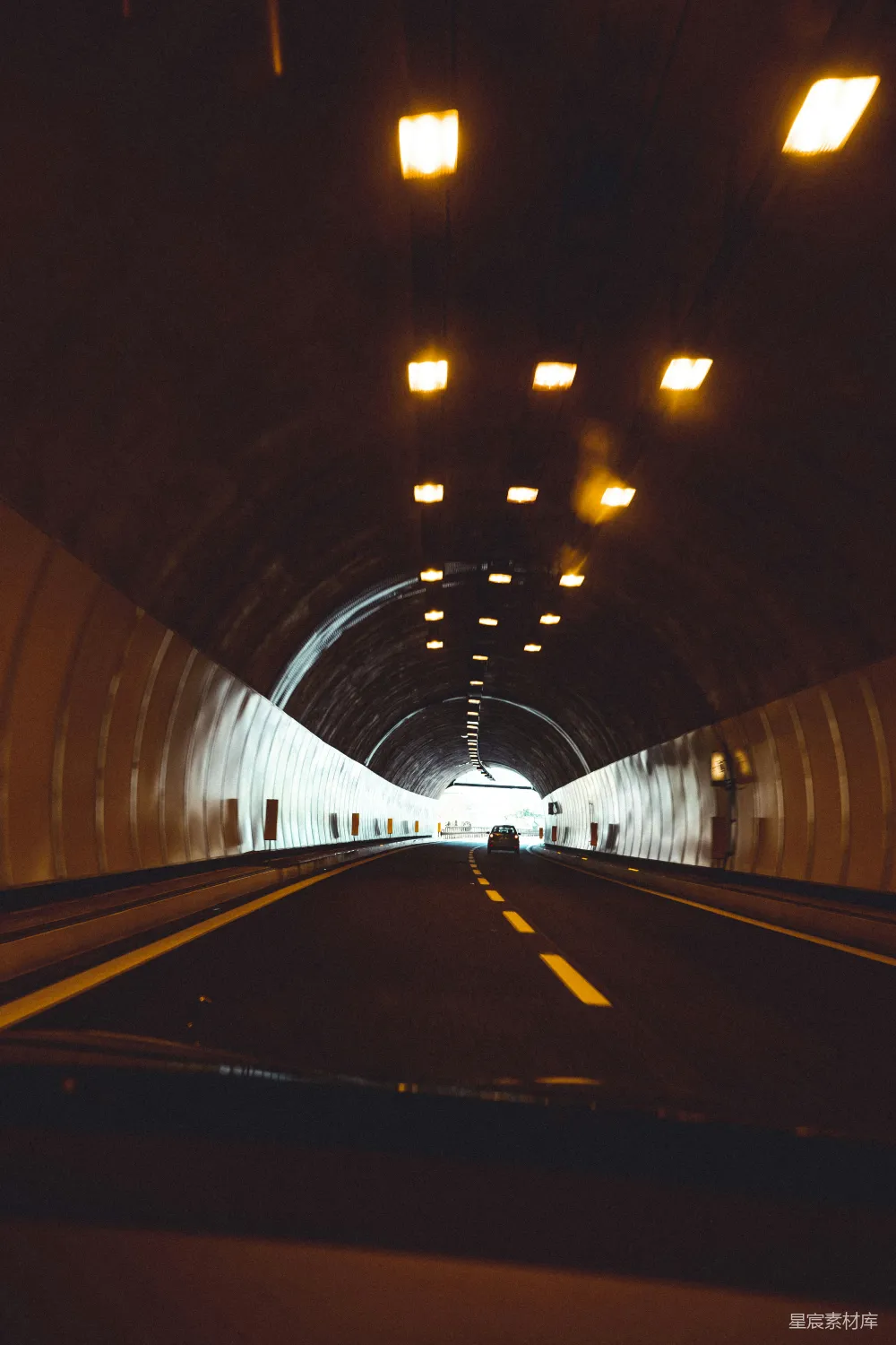 高清摄影  夜晚黑色柏油马路
