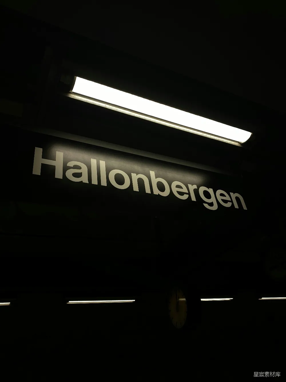 高清摄影  一张黑白照片，上面有一个标志，上面写着“HALLONBERGEN”。