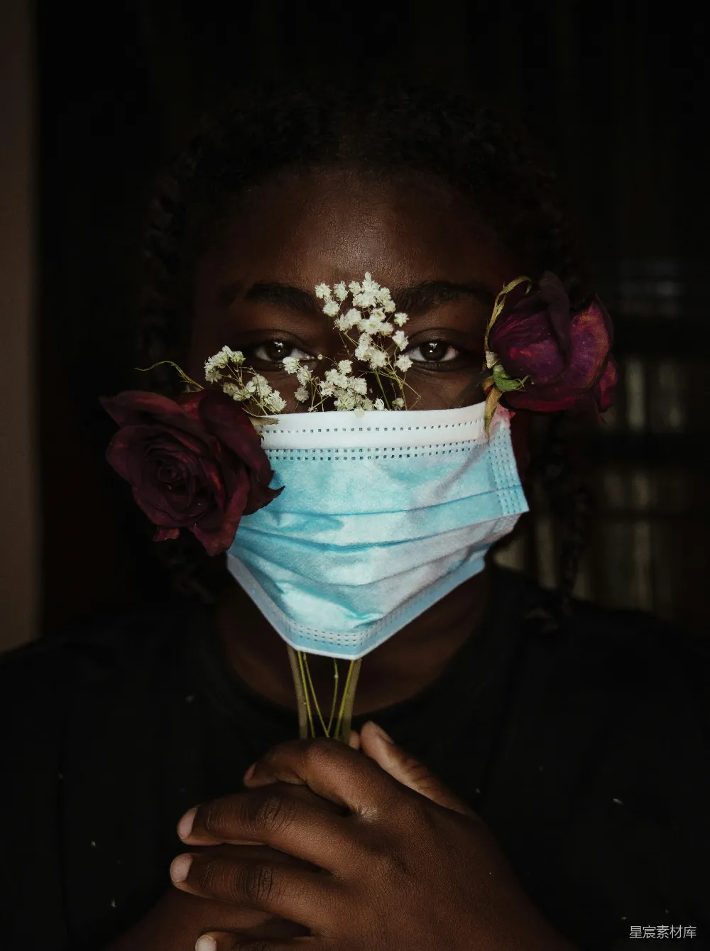 高清摄影  戴口罩的女人，鼻梁上装饰着花朵。