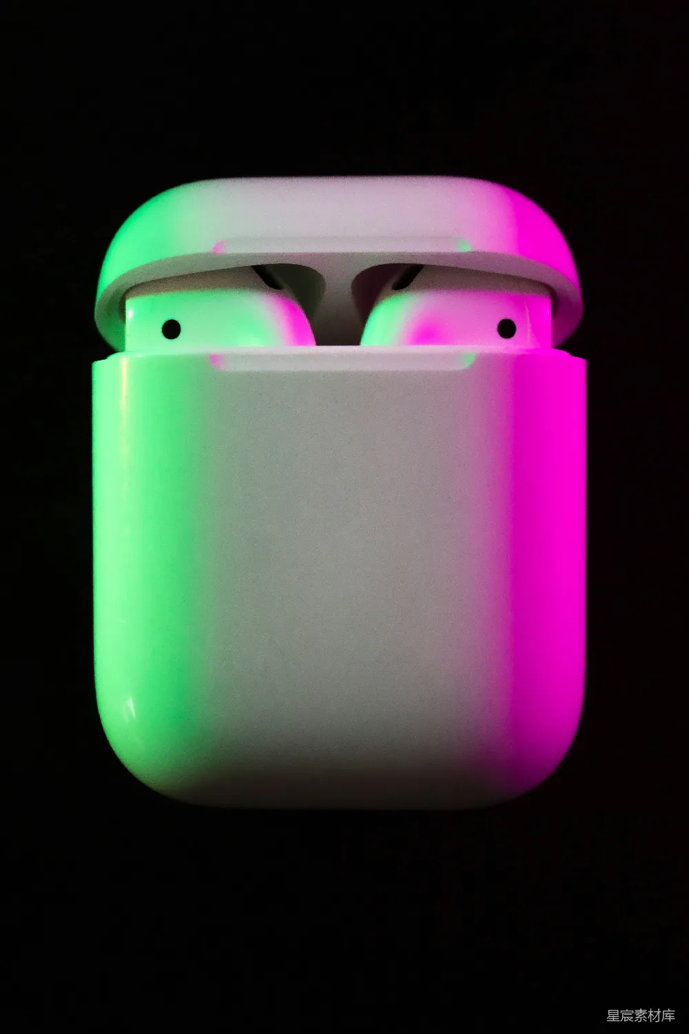 高清摄影 壁纸 黑色背景上的AirPods