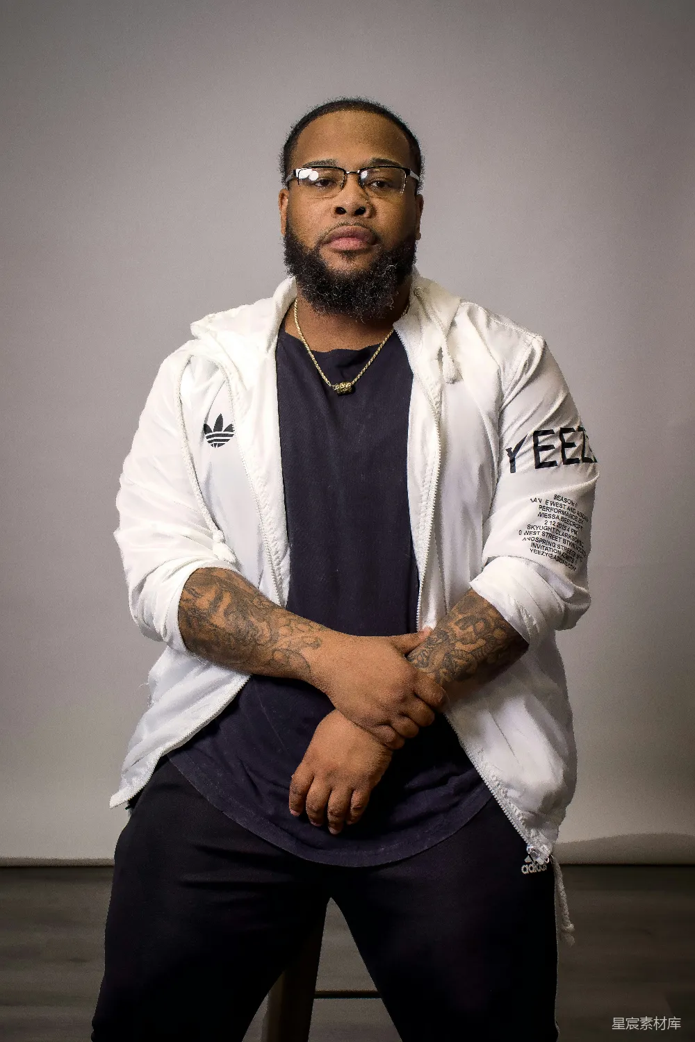 高清摄影 人物 一个留着胡子戴着眼镜的男人坐在椅子上。