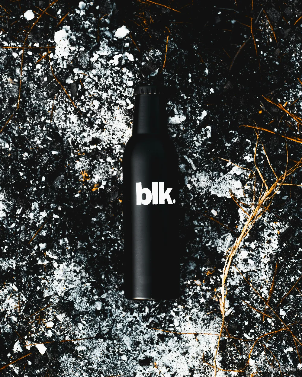 高清摄影  黑白相间的BLK瓶子
