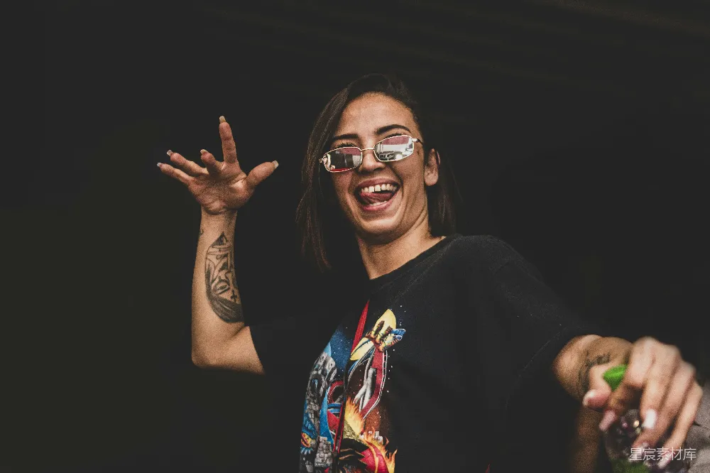高清摄影 人物 一个戴着眼镜穿着黑色衬衫的女人