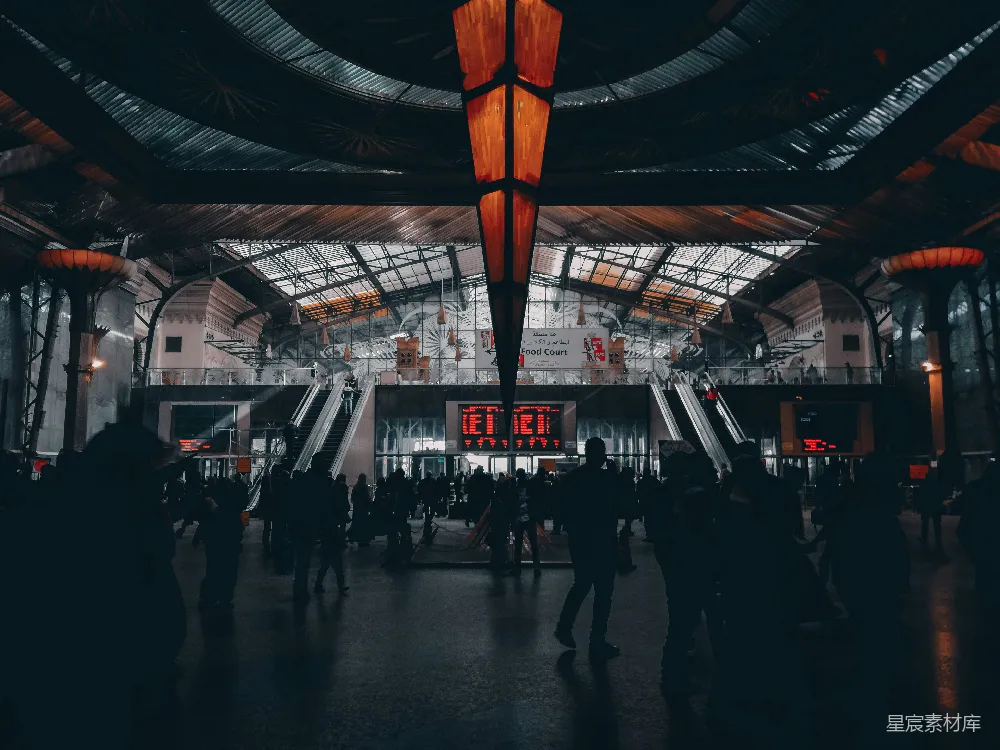 高清摄影  白天在建筑物内行走的人们
