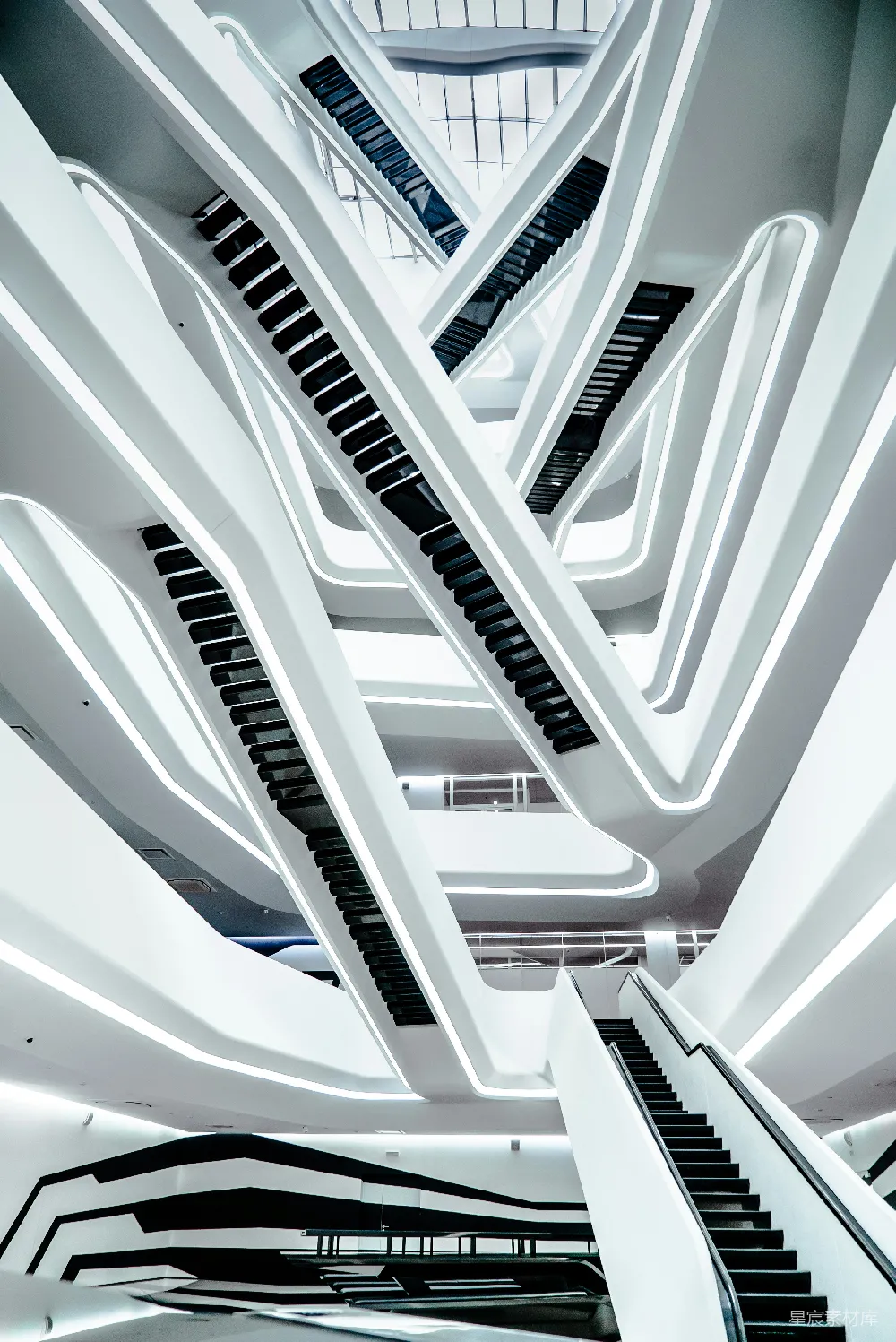 高清摄影  一座非常高大的建筑，里面有许多楼梯。