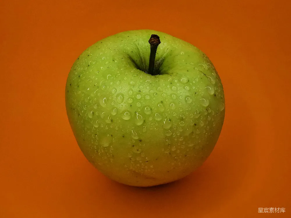 高清摄影  一个带有果梗的绿色苹果