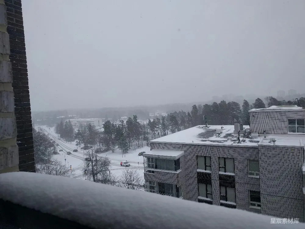 高清摄影 自然 从窗户看出去，看到一座被雪覆盖的城市的景象。