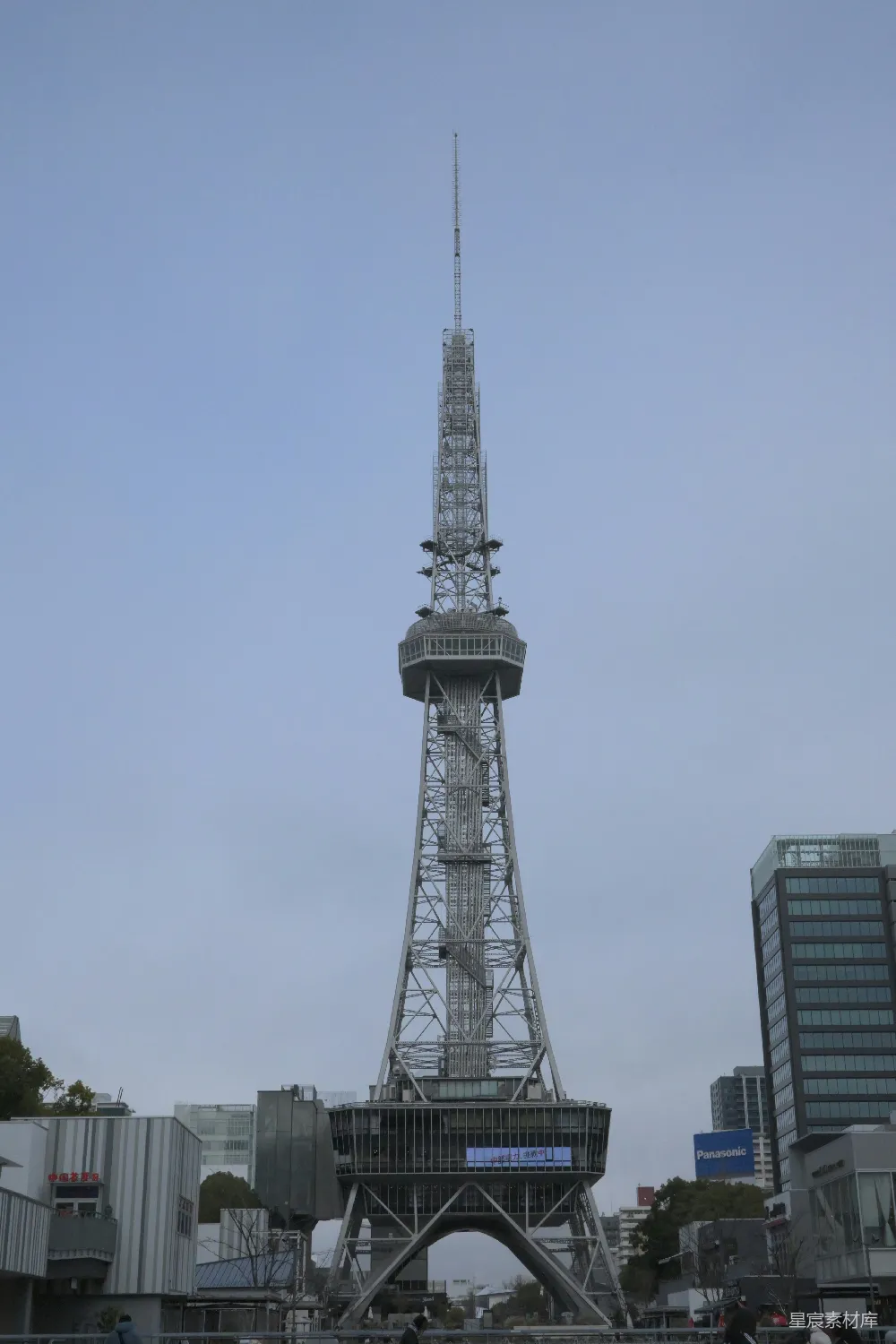 高清摄影  名古屋电视塔在阴云密布的天空下矗立着。