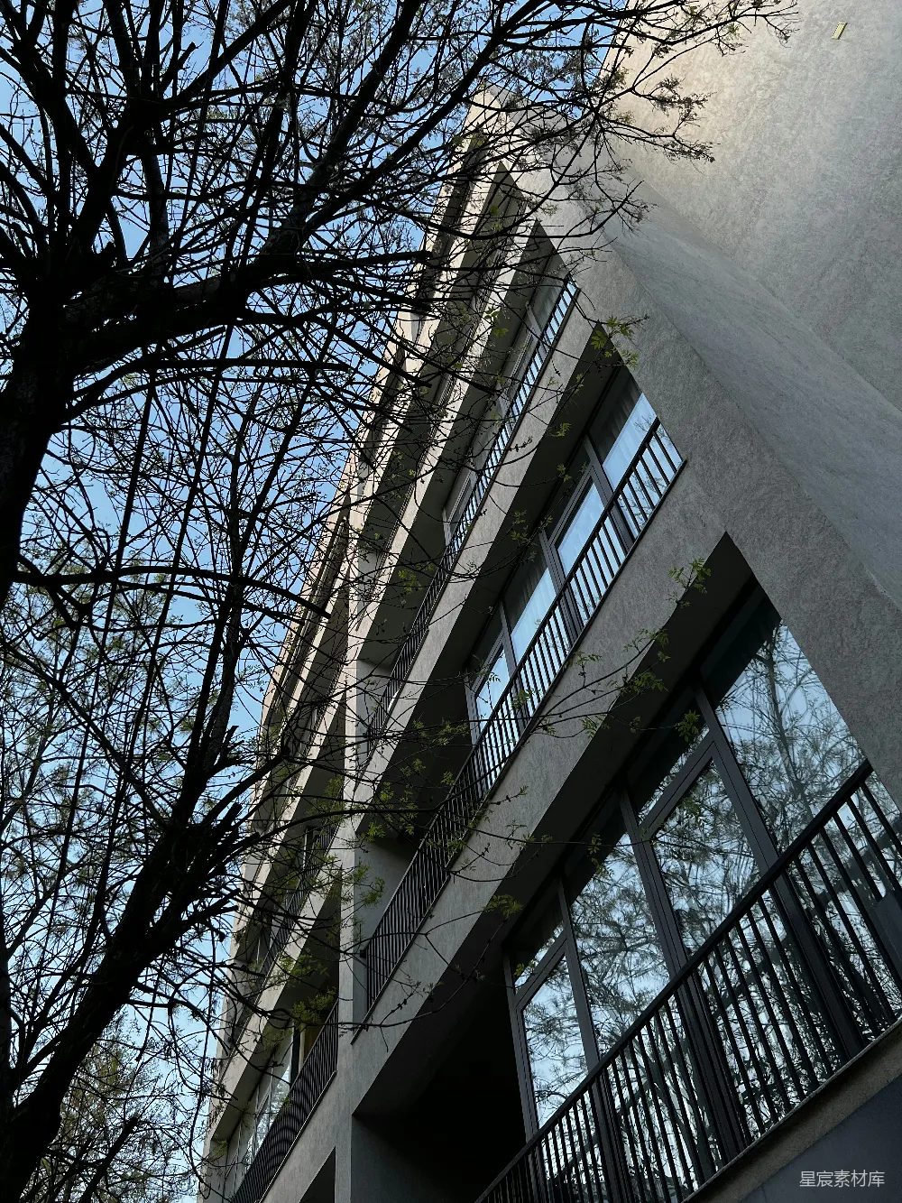 高清摄影  一座带有阳台的高层建筑