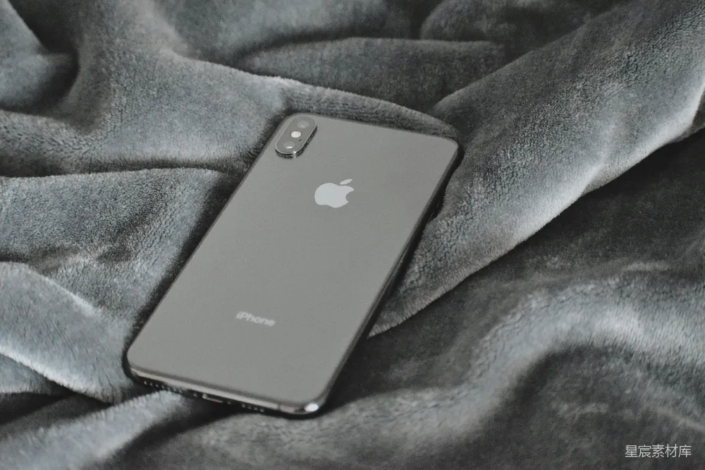 高清摄影  银色iPhone Xs在灰色织物上