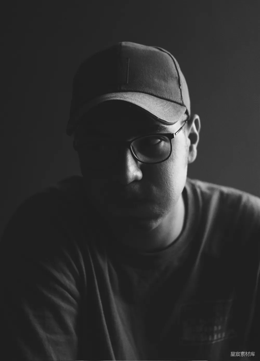 高清摄影  穿着黑色圆领衬衫，戴着黑色框架眼镜的男子