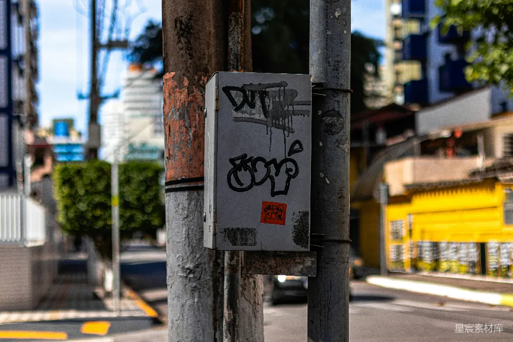 高清摄影  城市街道场景，一个布满涂鸦的公用箱。
