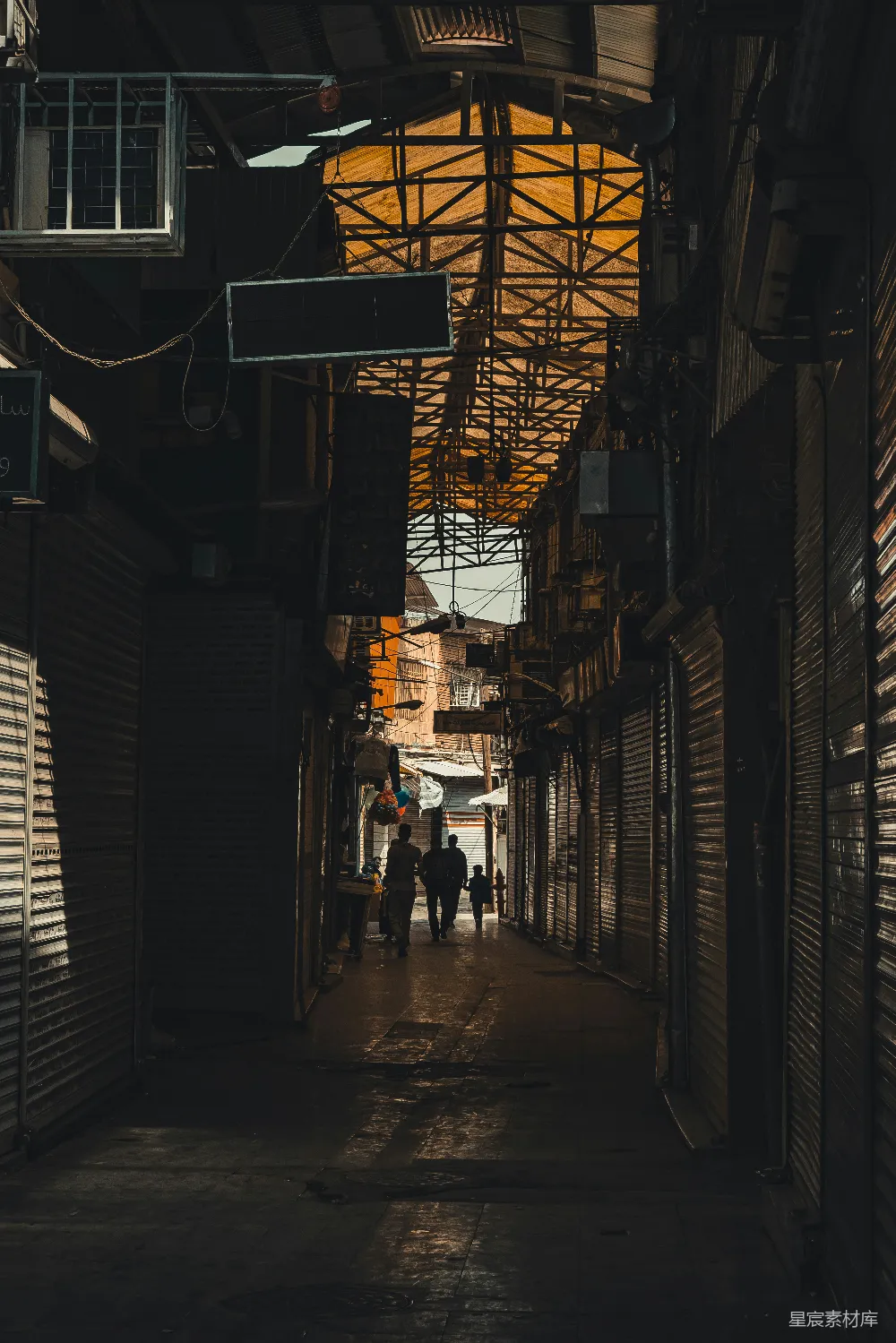 高清摄影 旅行 人物 一群人沿着一条昏暗的巷子行走