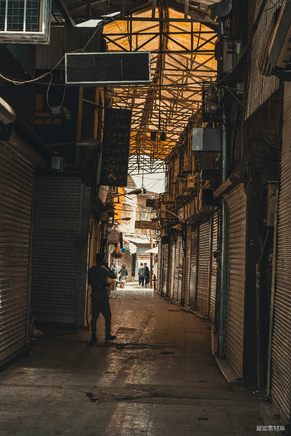 高清摄影 旅行 人物 一个男人站在两栋建筑物之间的小巷里