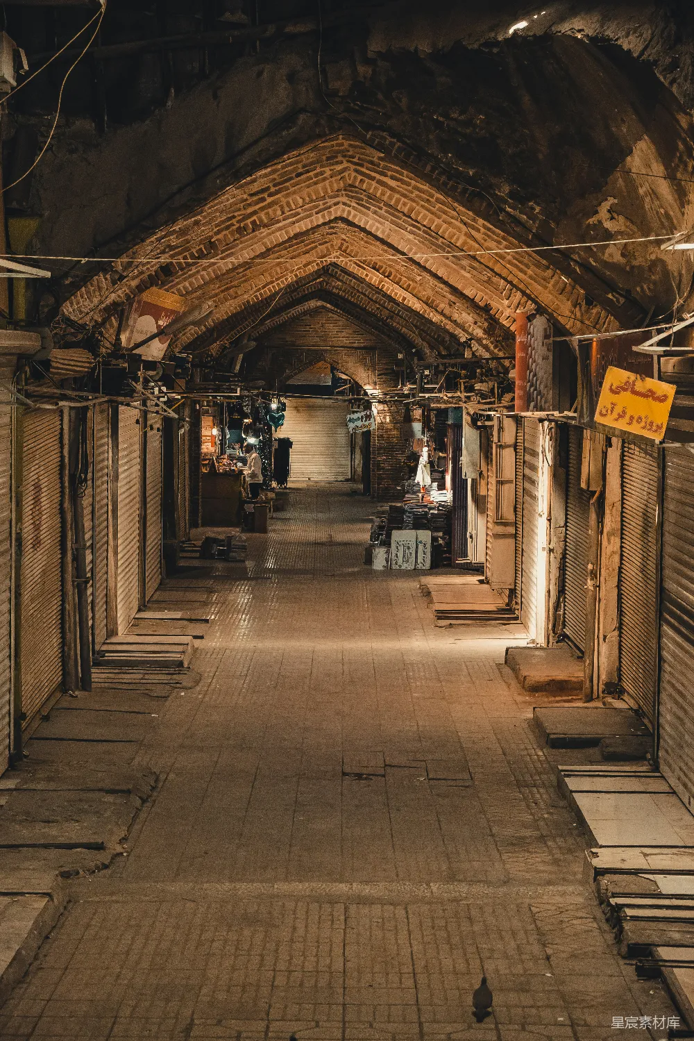 高清摄影 旅行 壁纸 一条又长又窄的过道，地面铺着砖块。