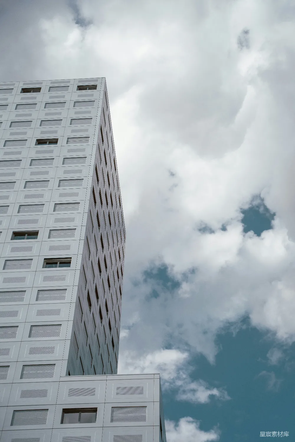 高清摄影  天空中有一栋高耸的建筑。