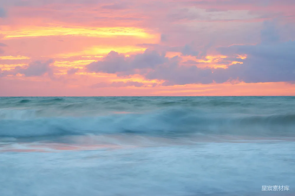 高清摄影  夕阳正挂在海浪之上