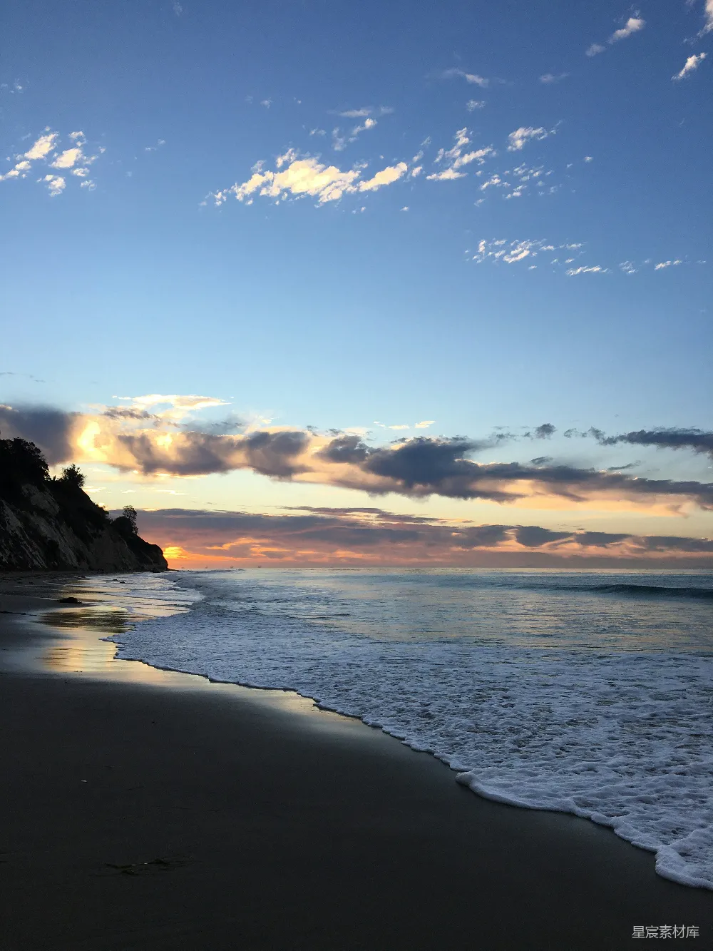 高清摄影 壁纸 自然 海浪在夕阳下拍打着海岸。