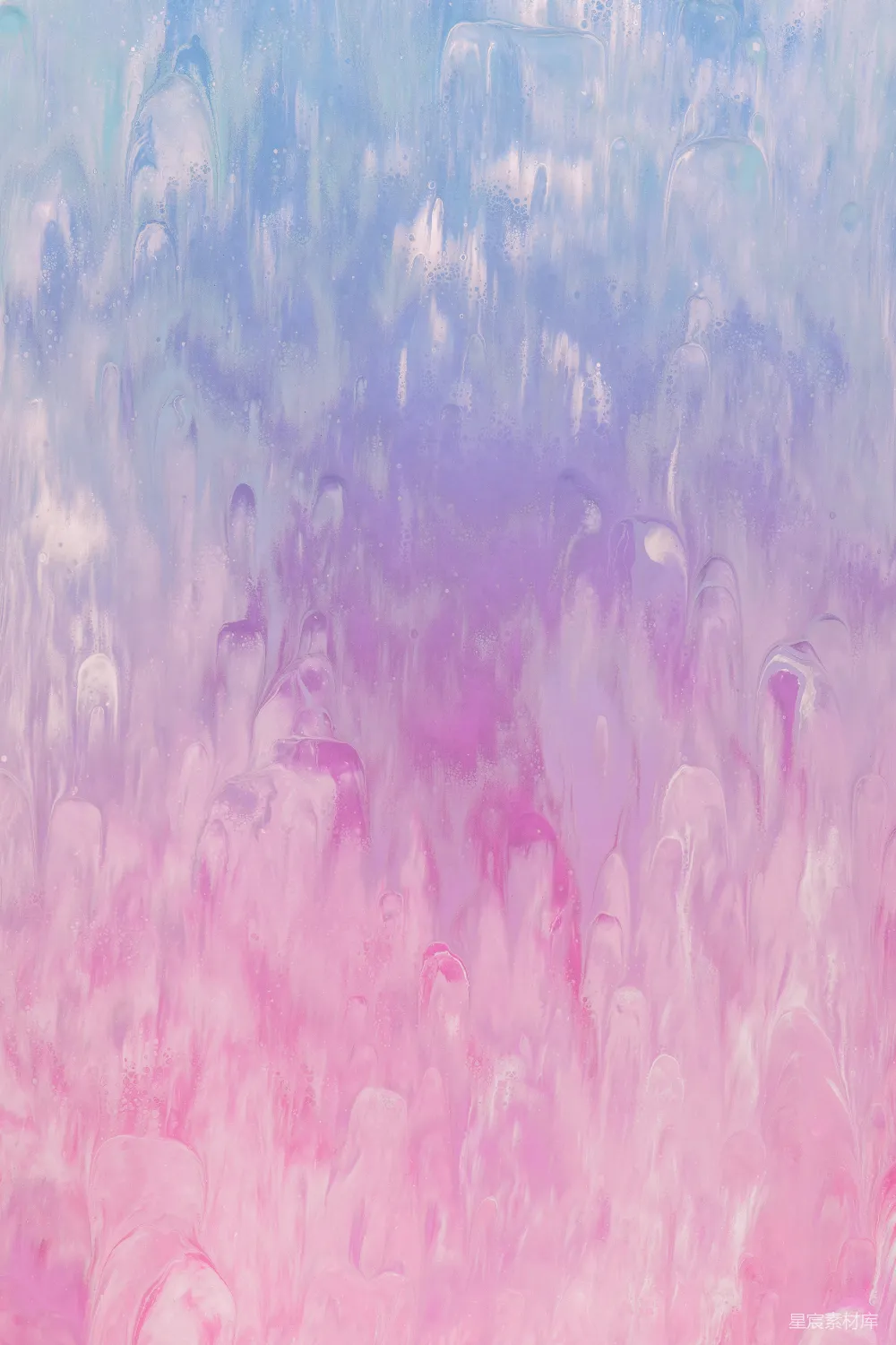 高清摄影  一群人在雨中站着。