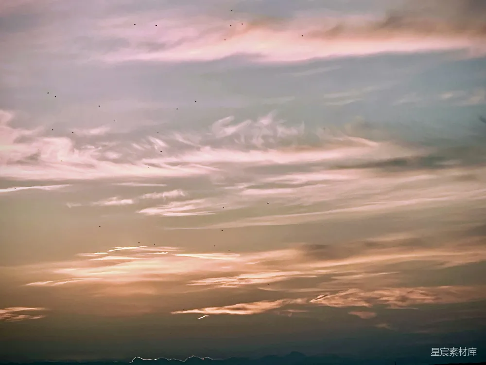 高清摄影 壁纸 自然 一架飞机在夕阳西下、云层密布的天空中飞行。
