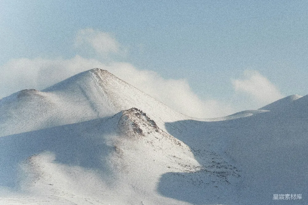 高清摄影 壁纸 自然 白天蓝天下的积雪山