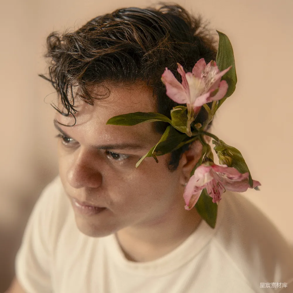 高清摄影  一个头发上插着花的男人