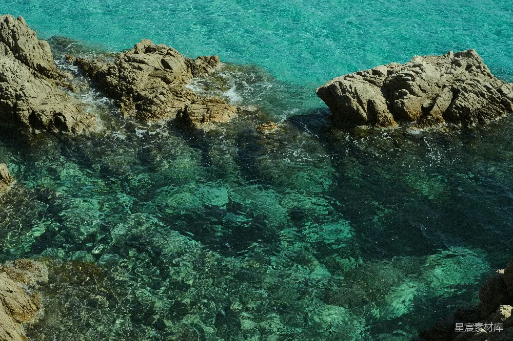 高清摄影  水中有几块石头。
