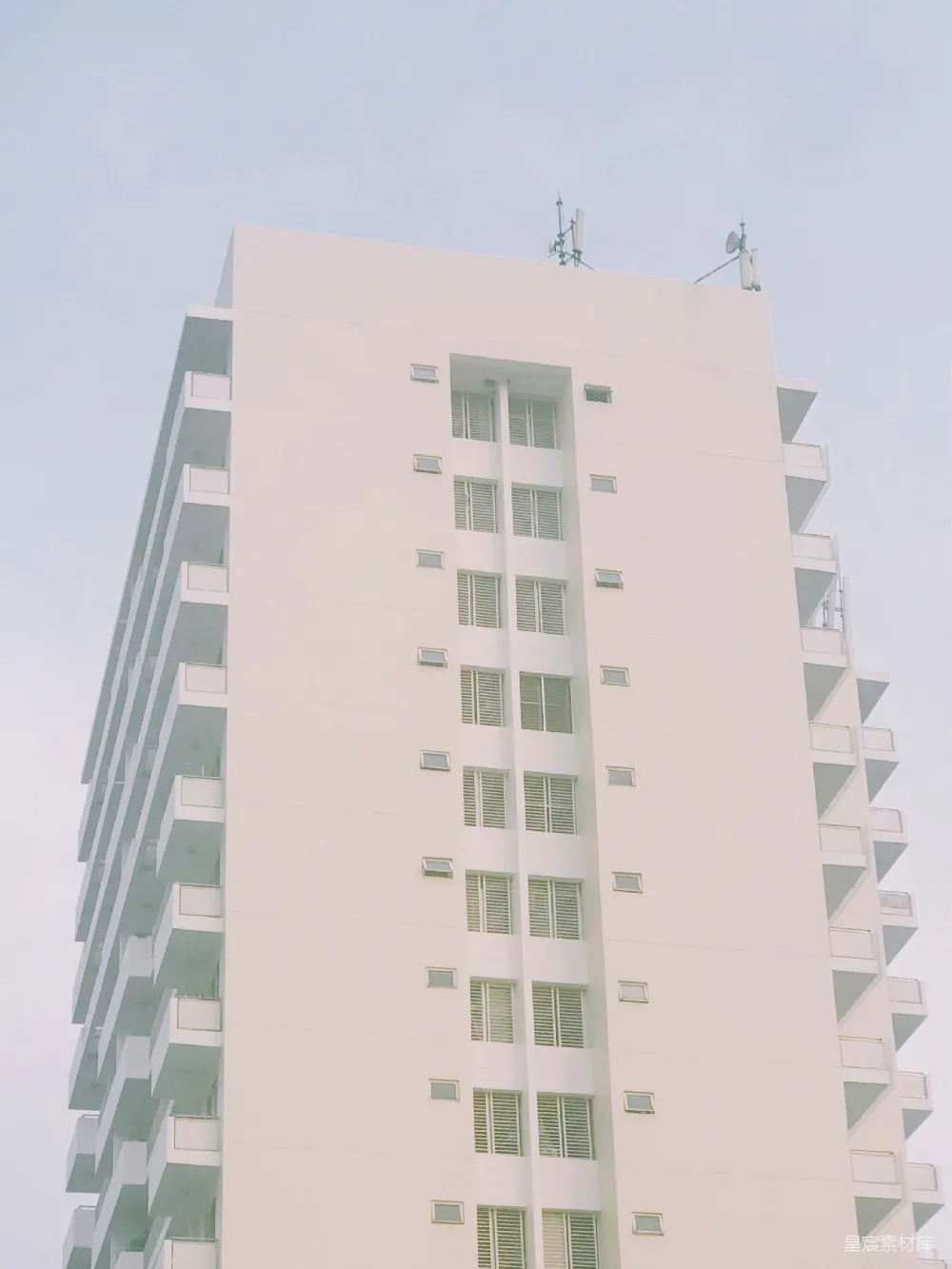 高清摄影  一座高大的白色建筑紧挨着一个停车计时器。