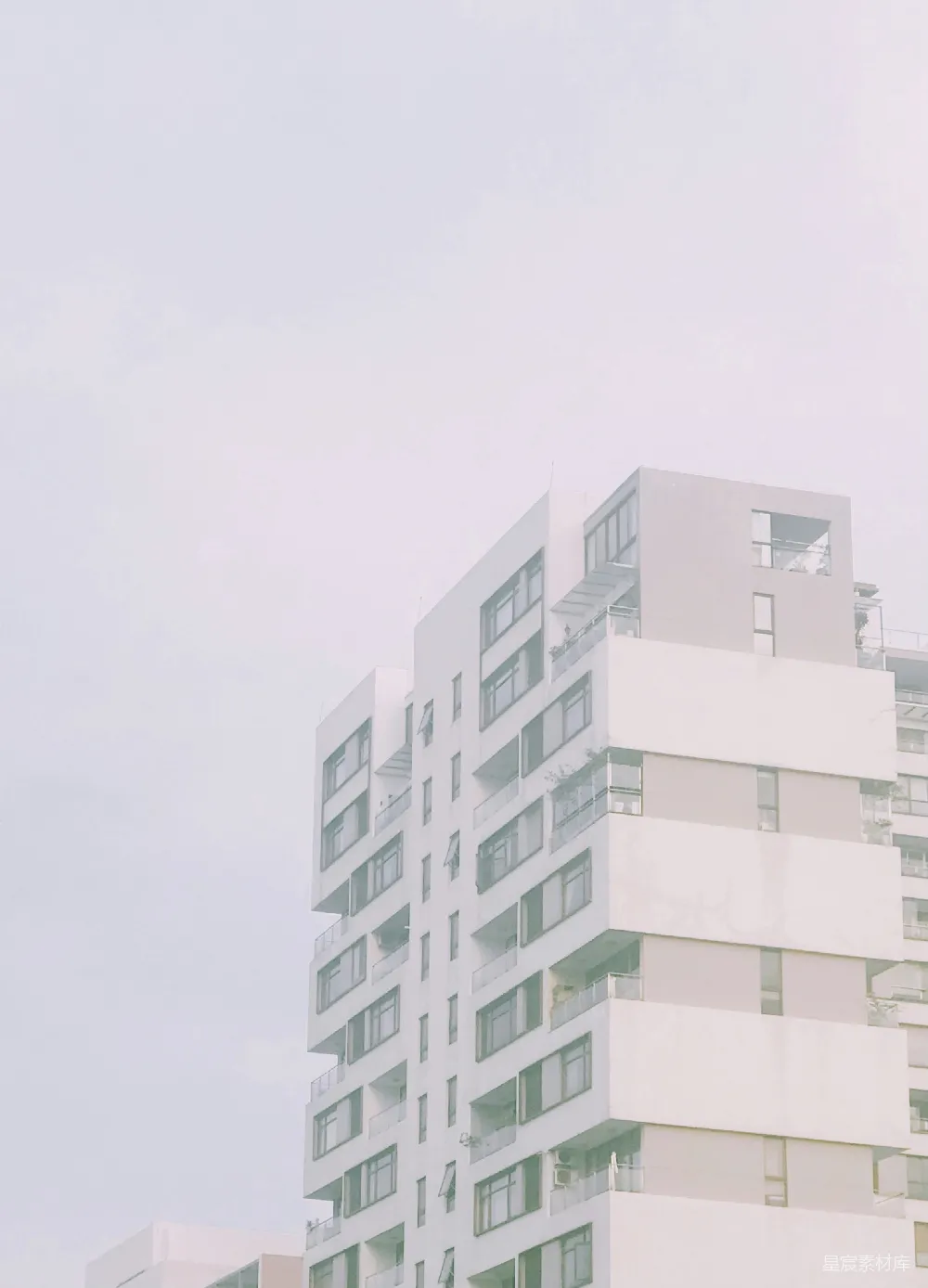 高清摄影  一座高大的白色建筑紧挨着另一座高大的白色建筑。