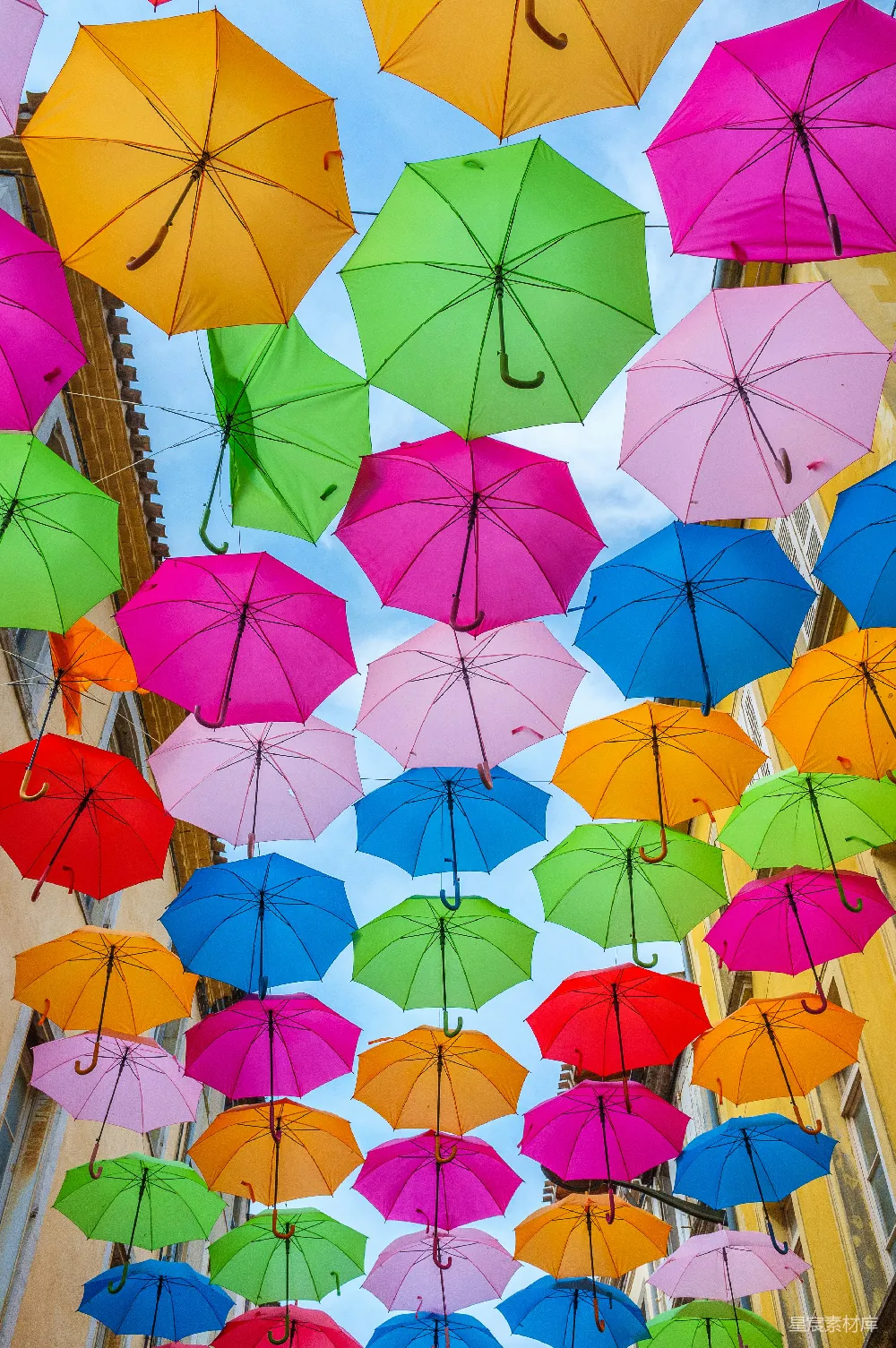 高清摄影  白天挂在电线上的彩色雨伞