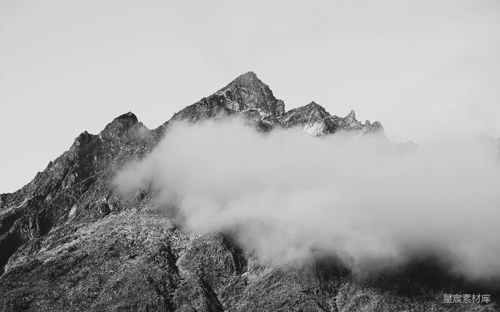 高清摄影  灰度照片中的山峦被云层覆盖。