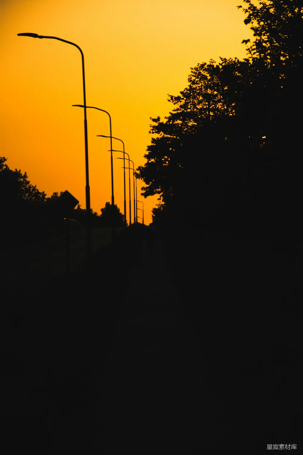 高清摄影 旅行 壁纸 实验性 自然 夕阳正从一排街灯后面落下。