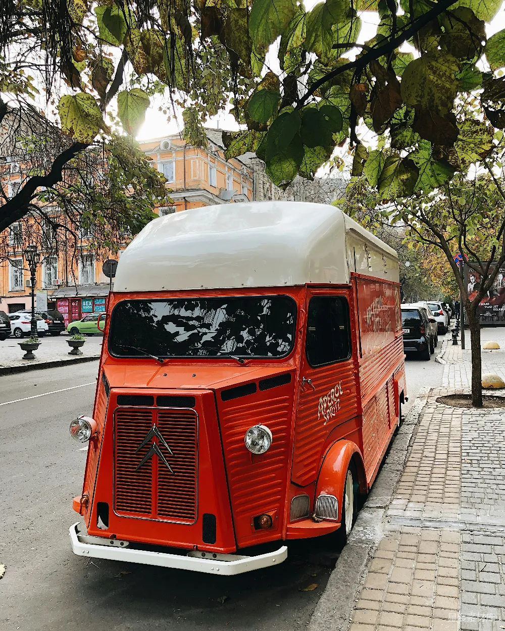 高清摄影  白天路上的红白货车