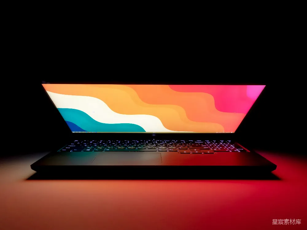 高清摄影 壁纸 MacBook Pro在黑色桌子上