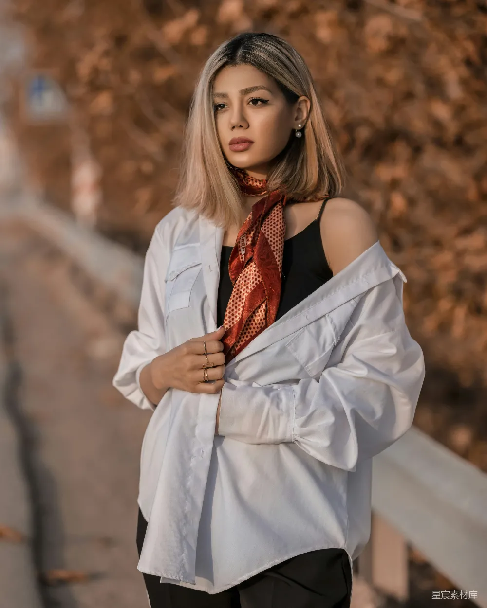 高清摄影  一个穿着白衬衫、打着红色领带的女人