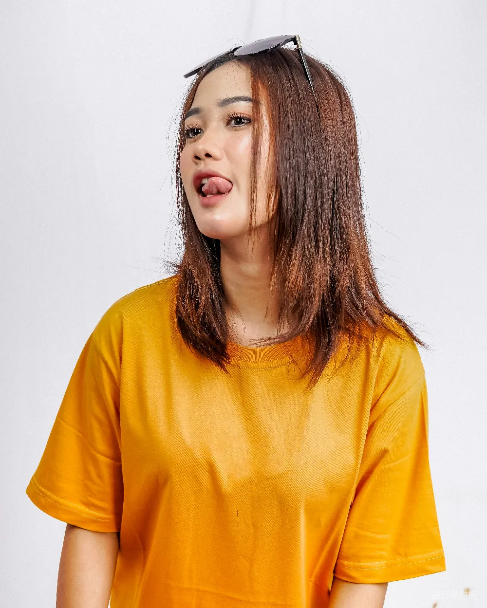 高清摄影  一个穿着黄色衬衫并戴着墨镜的女人