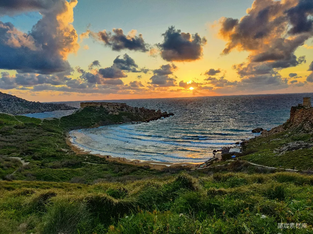 高清摄影 壁纸 旅行 自然 云层密布的天空下，太阳正缓缓落下海面。
