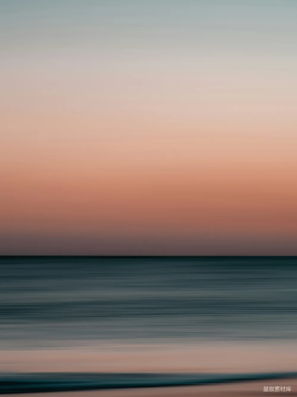 高清摄影  一张模糊的海景照片，夕阳映照。