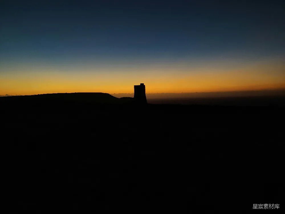 高清摄影 壁纸 旅行 夕阳西下时，山丘上矗立着一座塔的剪影。