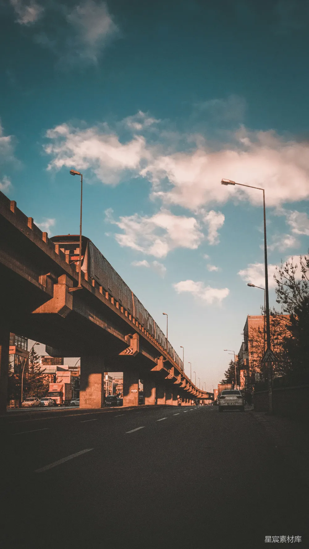 高清摄影 壁纸 自然 旅行 电影 一条公路上的景象，背景中有一座桥。