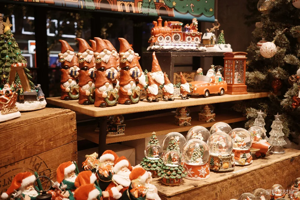高清摄影  节日装饰展示，包括圣诞小矮人、雪球和装饰品。