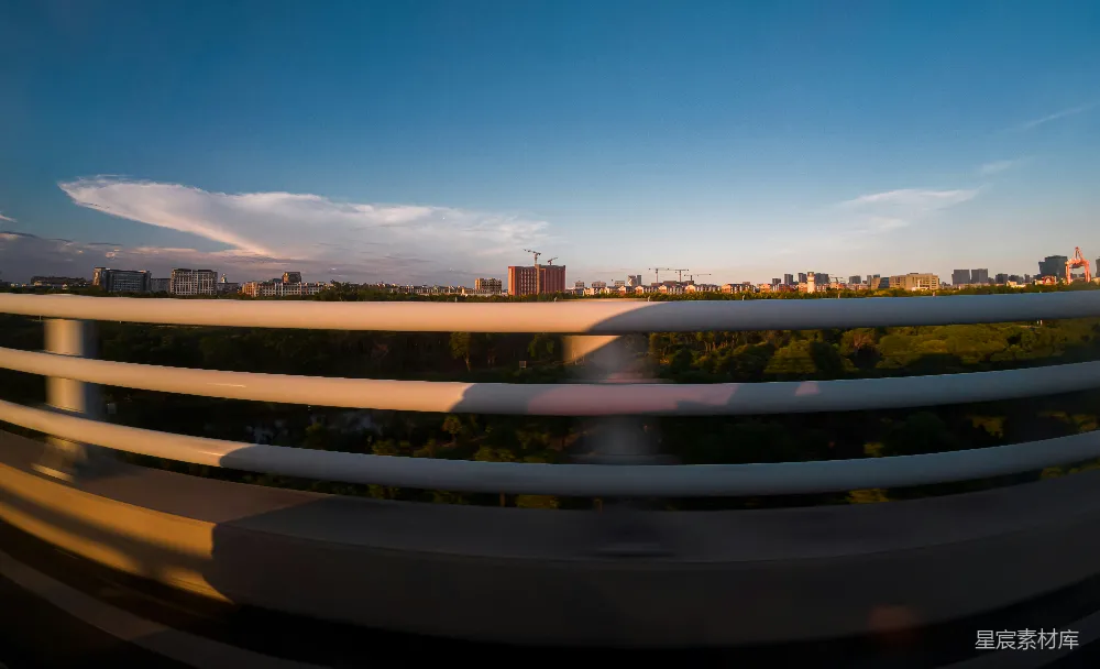 高清摄影  夕阳下从桥上看城市的天际线。