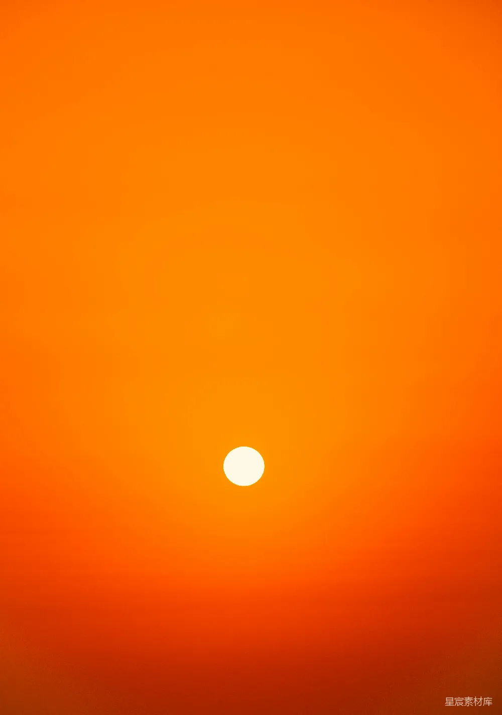 高清摄影  夕阳西下，天空一片橙色。