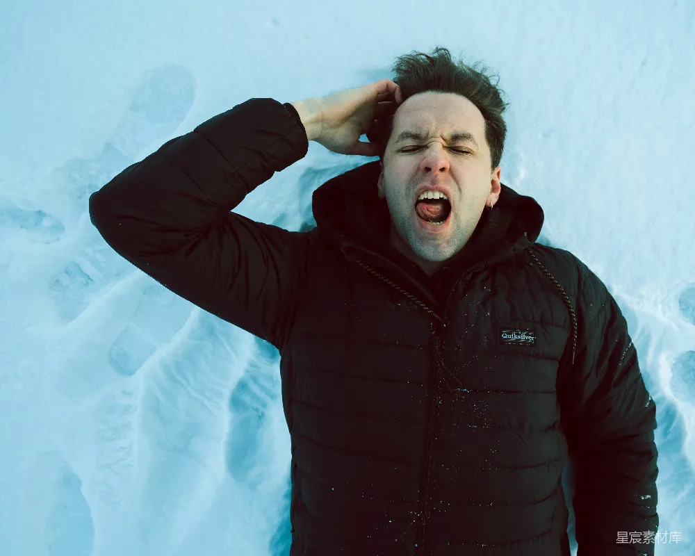 高清摄影  穿着黑色拉链夹克的男人站在被雪覆盖的地上，在白天。